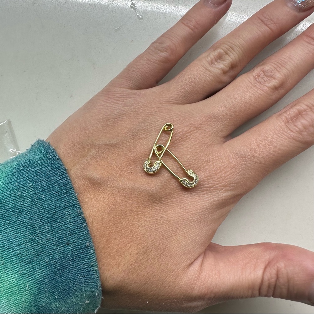 BRAND NEW GOLD PLATED SAFETY PIN EARRINGS